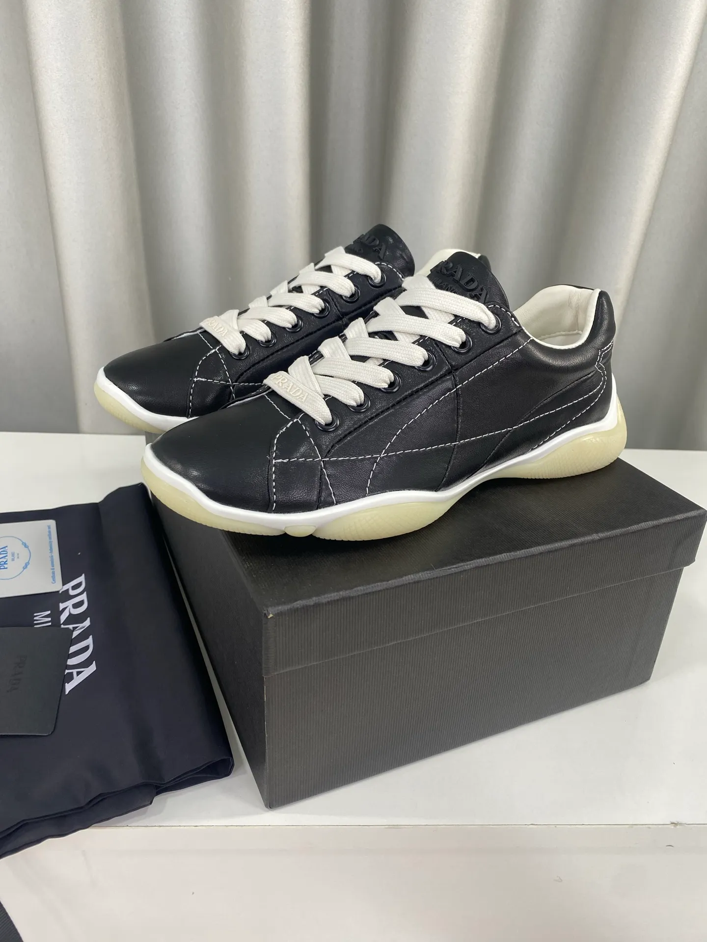 👟👟Ex-factory price 520👟👟 Prada 25ss spring and summer new moral training shoes casual shoes! Seikoly manufactured, even stitching, leather texture visible, multi-color stitching, fashionable and generous, soft, comfortable and breathable, decorated with PRADA letter logo on the outside It comes with a fabric lining, silver-plated logo cowhide foot pads, and P's exclusive rubber outsole. The details are meticulously crafted, making it a versatile item for travel! ▪Upper: Made of original imported cowhide ▪Inner foot pads: sheepskin ▪Sole: Original customized rubber outsole ▪Size: 35-40 (40 orders are not returnable)